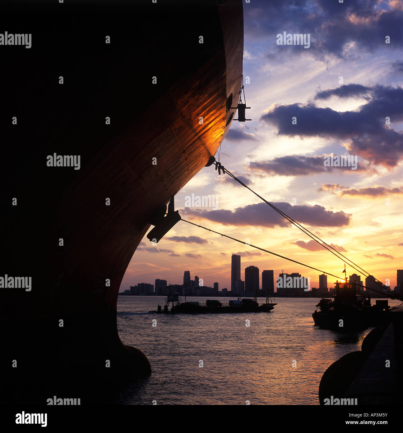 Porte-conteneurs à quai dans le Port de Miami dans la soirée Banque D'Images