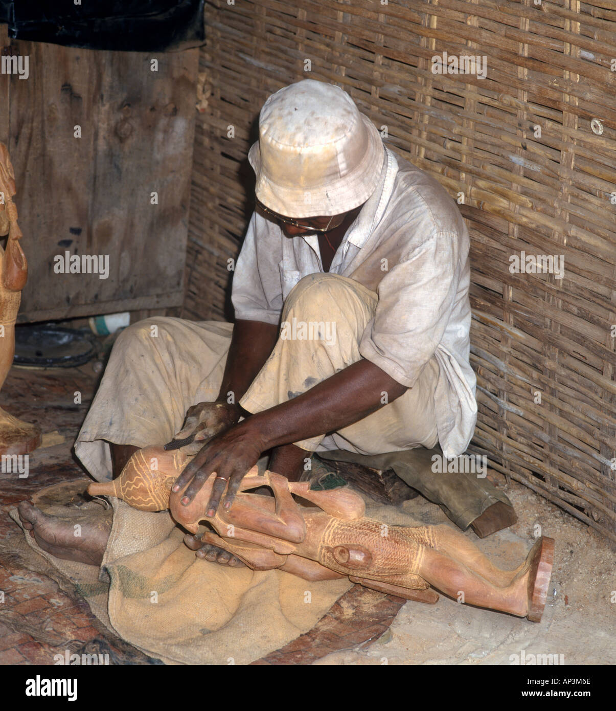 Sculpteur sur bois traditionnel, de la Gambie, Afrique de l'Ouest Banque D'Images