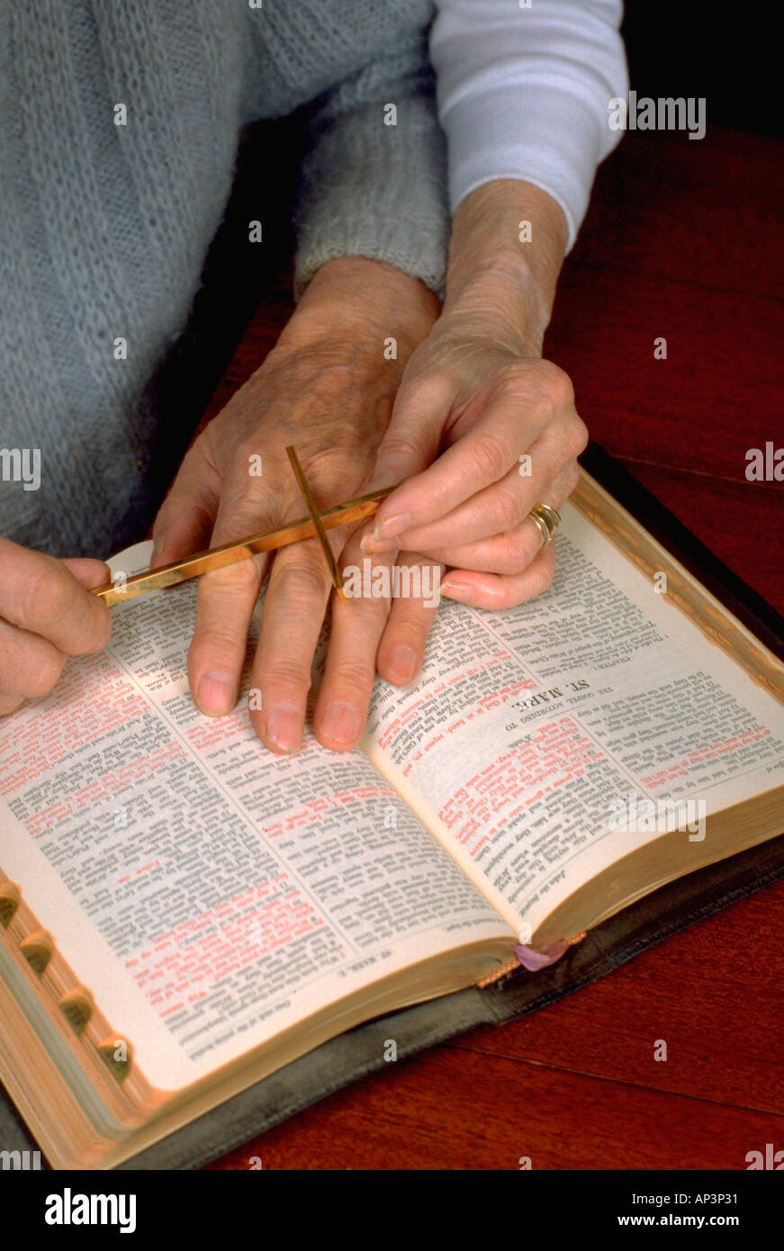 Les mains des époux l'âge de 88 et 75 avec la lecture de la bible. Minneapolis Minnesota MN USA Banque D'Images