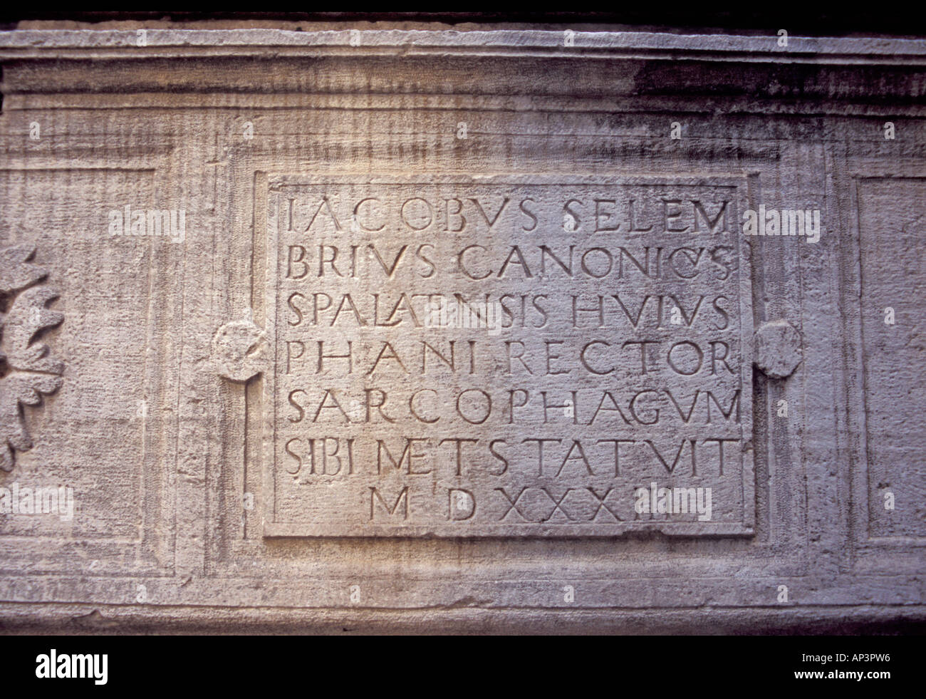 L'Europe, Croatie, Dalmatie, Split, le palais de Dioclétien. Inscription romaine dans le Temple de Jupiter Banque D'Images
