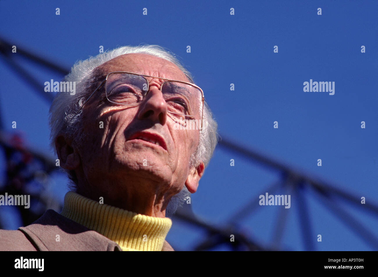 JACQUES COUSTEAU prononce un discours Banque D'Images