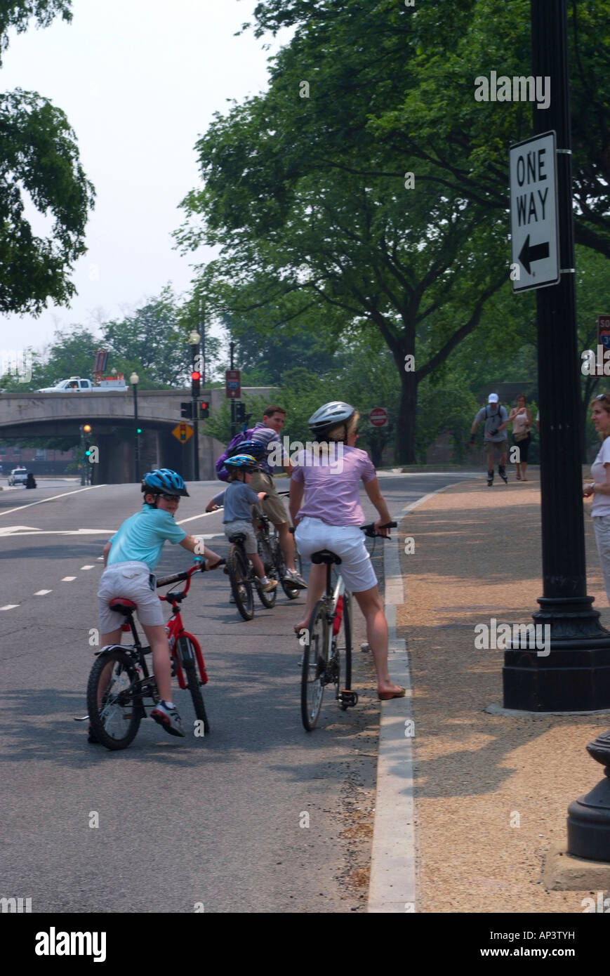 Une famille à vélo sur l'Avenue du Maine à Washington DC United States America USA Banque D'Images