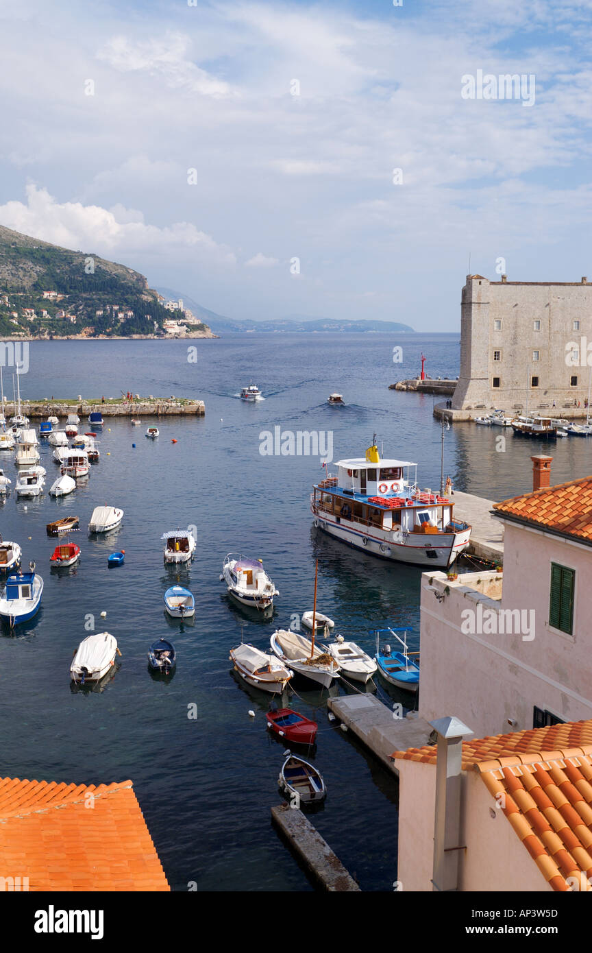 De petites embarcations et d'un traversier à la vieille ville de Dubrovnik Istrie Croatie Port Banque D'Images