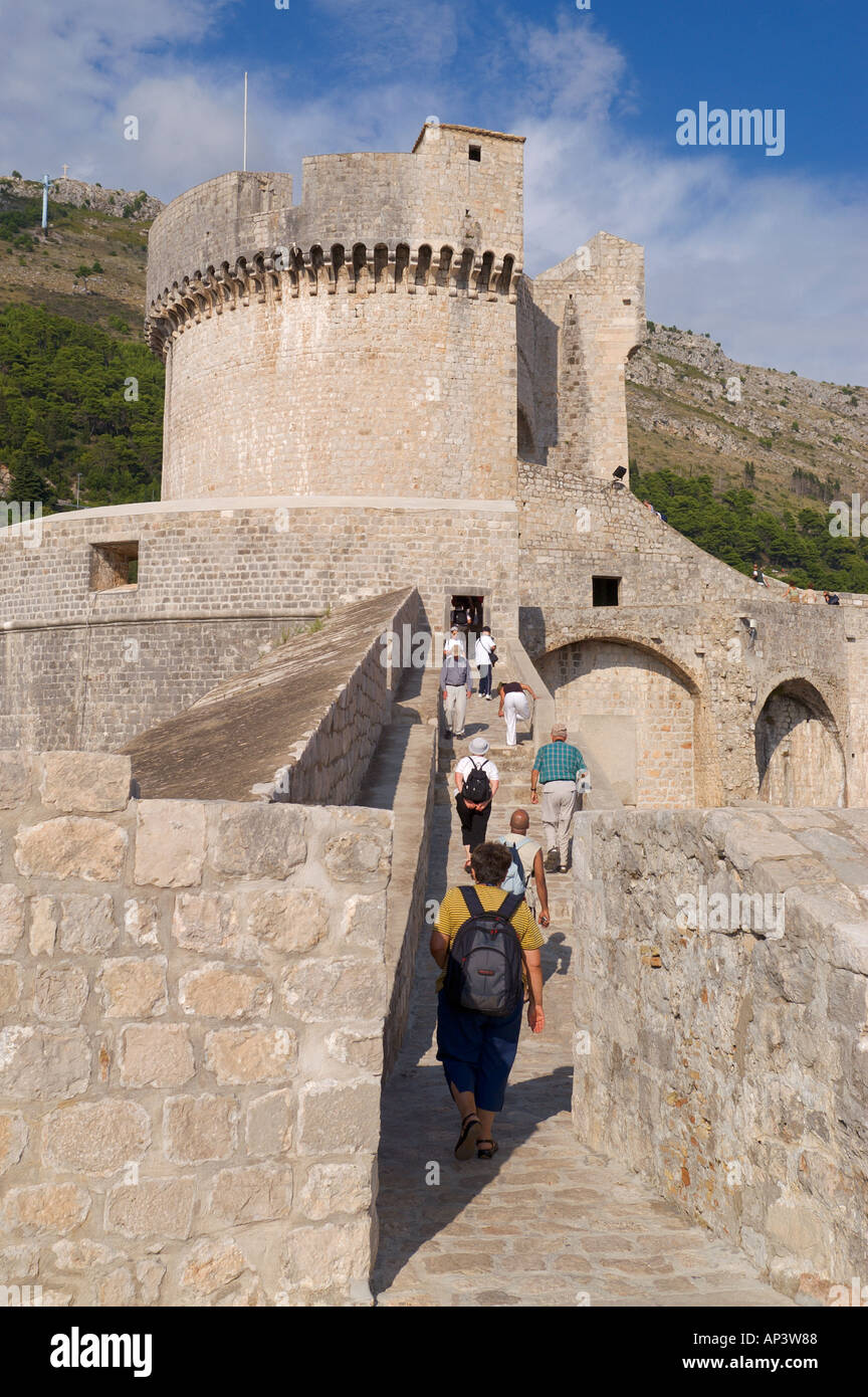 Autour des murs de la vieille ville jusqu'à la Forteresse de Minceta dans la Dalmatie Dubrovnik Banque D'Images