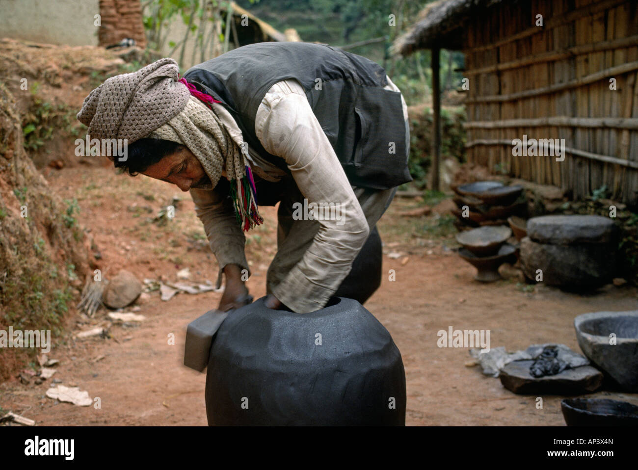 Un POTTER fait un pot d'eau de l'argile dans le village d'CHITTIGONG BODHA HIMAL NÉPAL Banque D'Images