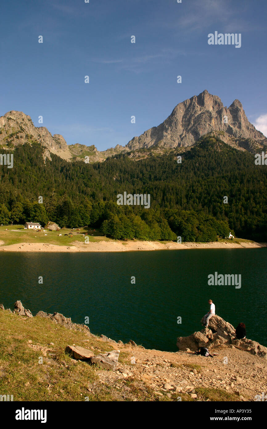 Lac de Bious Artigues et la montagne Pic du Midi D Ossau Pyrénées  françaises Photo Stock - Alamy