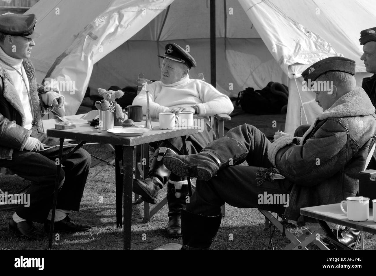 Des pilotes de la RAF WWII assis autour d'attente pour coder en noir & blanc Photo Stock Alamy Des pilotes de la RAF WWII assis autour d'attente pour coder en noir & blanc Photo Stock Alamy