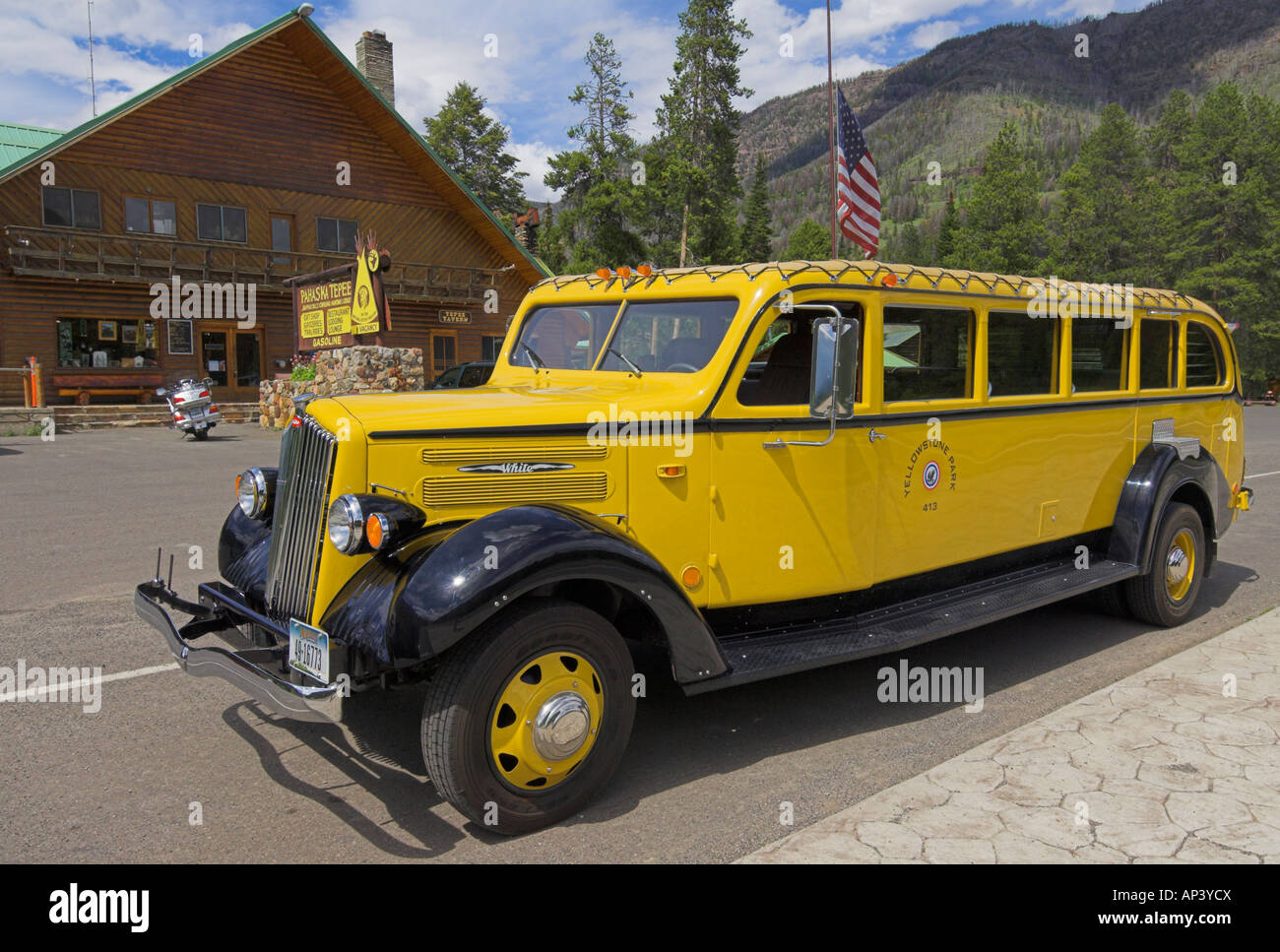 Yellowstone tour bus jaune à l'extérieur d'origine Buffalo Bills Pahaska tepee Pavillon de chasse près de Cody, Wyoming, USA Banque D'Images