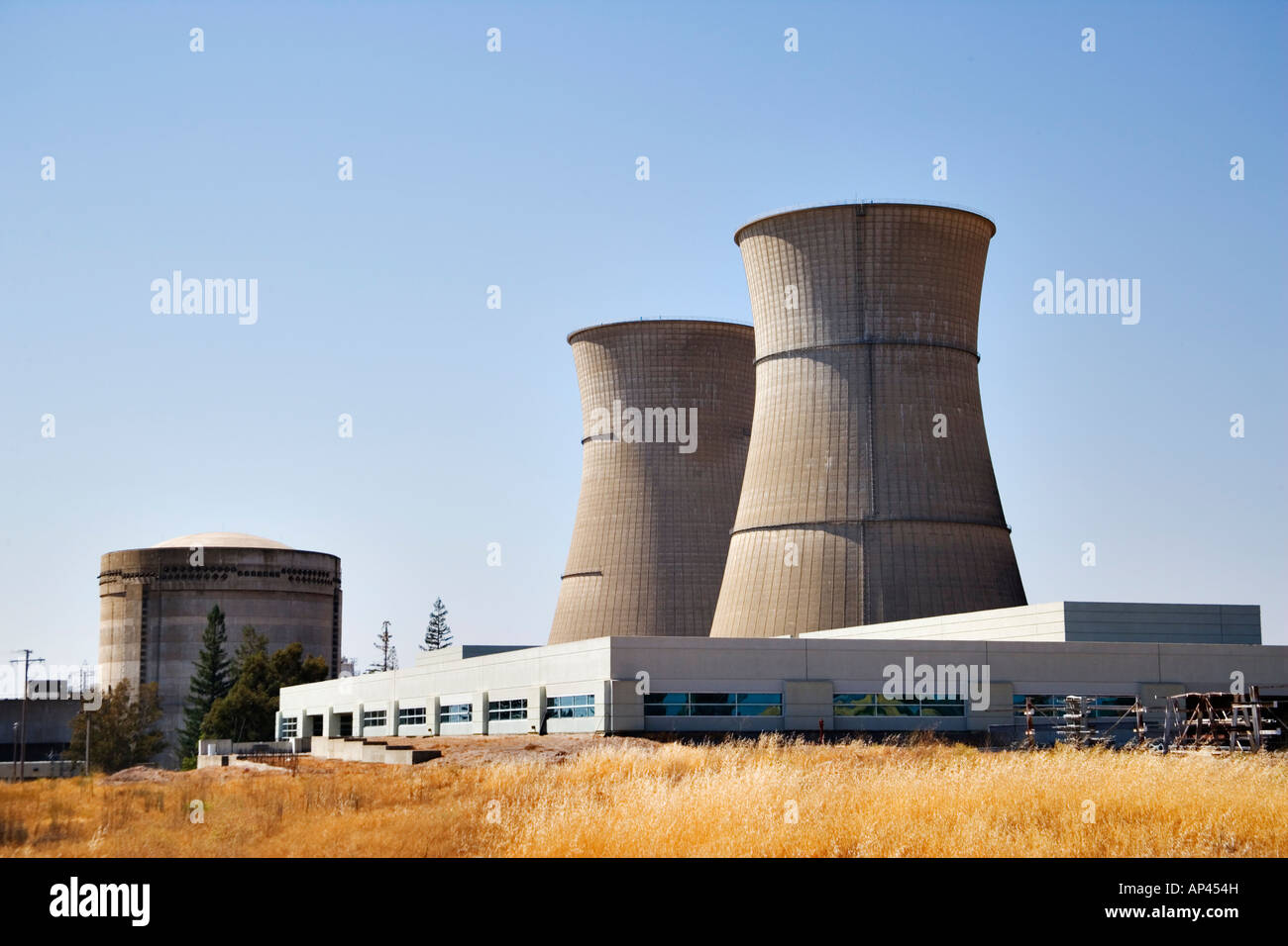 Les bâtiments et les tours de refroidissement des centrales nucléaires hors service Banque D'Images