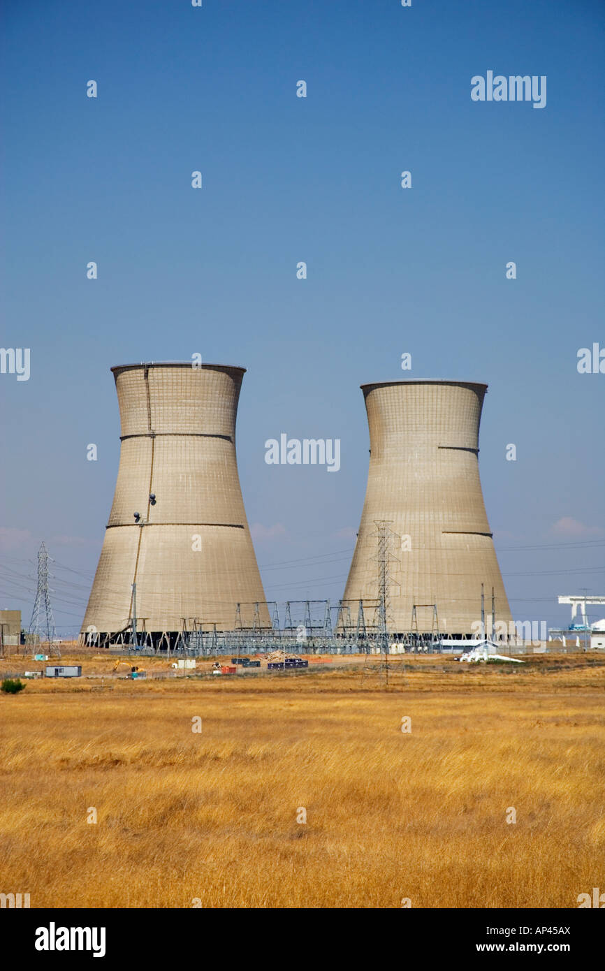 Champs et les tours de refroidissement des centrales nucléaires hors service près de Sacramento en Californie Banque D'Images