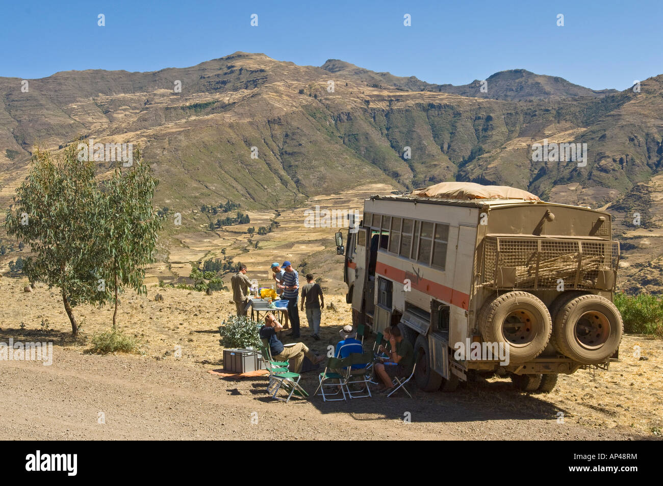 Un camion de terre et les passagers s'arrêter pour déjeuner en route à travers le nord de l'Ethiopie. Banque D'Images