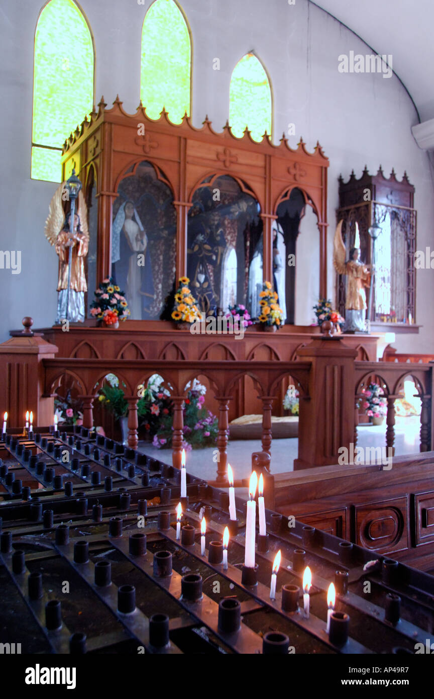 L'Amérique centrale, Guatemala, Antigua, San Felipe. L'église de San Felipe de Jésus de l'intérieur, autel. Banque D'Images