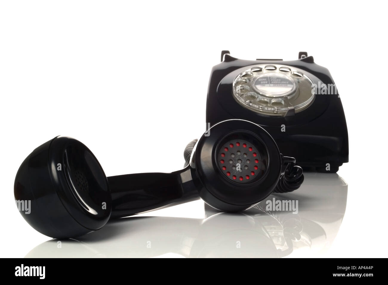 Retro noir téléphone avec l'accent sur le combiné à l'avant-plan Banque D'Images