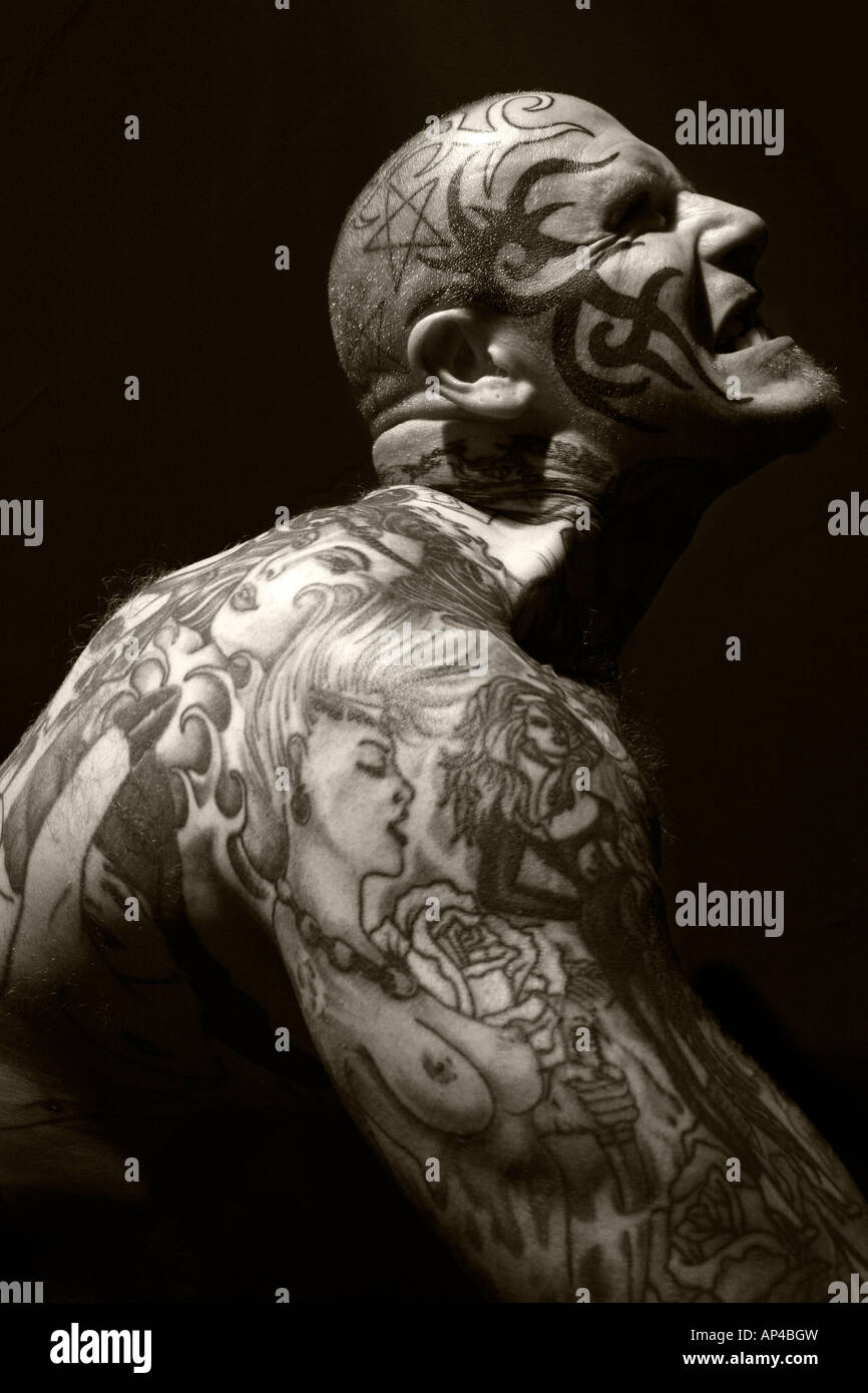 Portrait de tattooed Caucasian man Banque D'Images