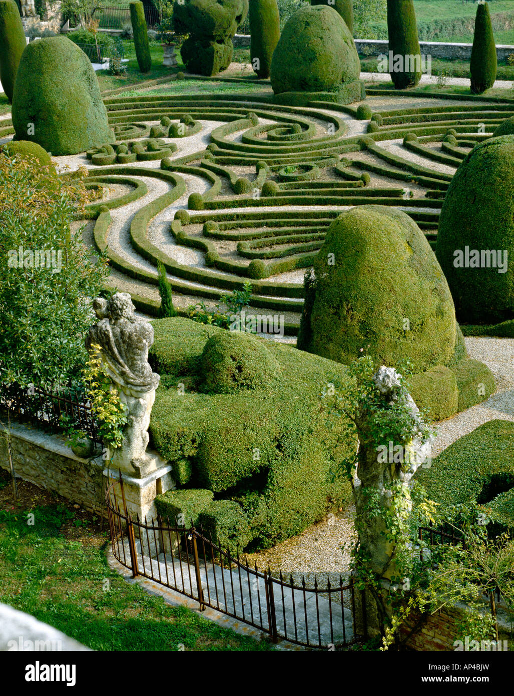 Allegri Villa Arvedi, près de Vérone en Italie. Construit 1656 par Giovanni Bianchi. Le parterre de broderie à l'avant de la villa Banque D'Images