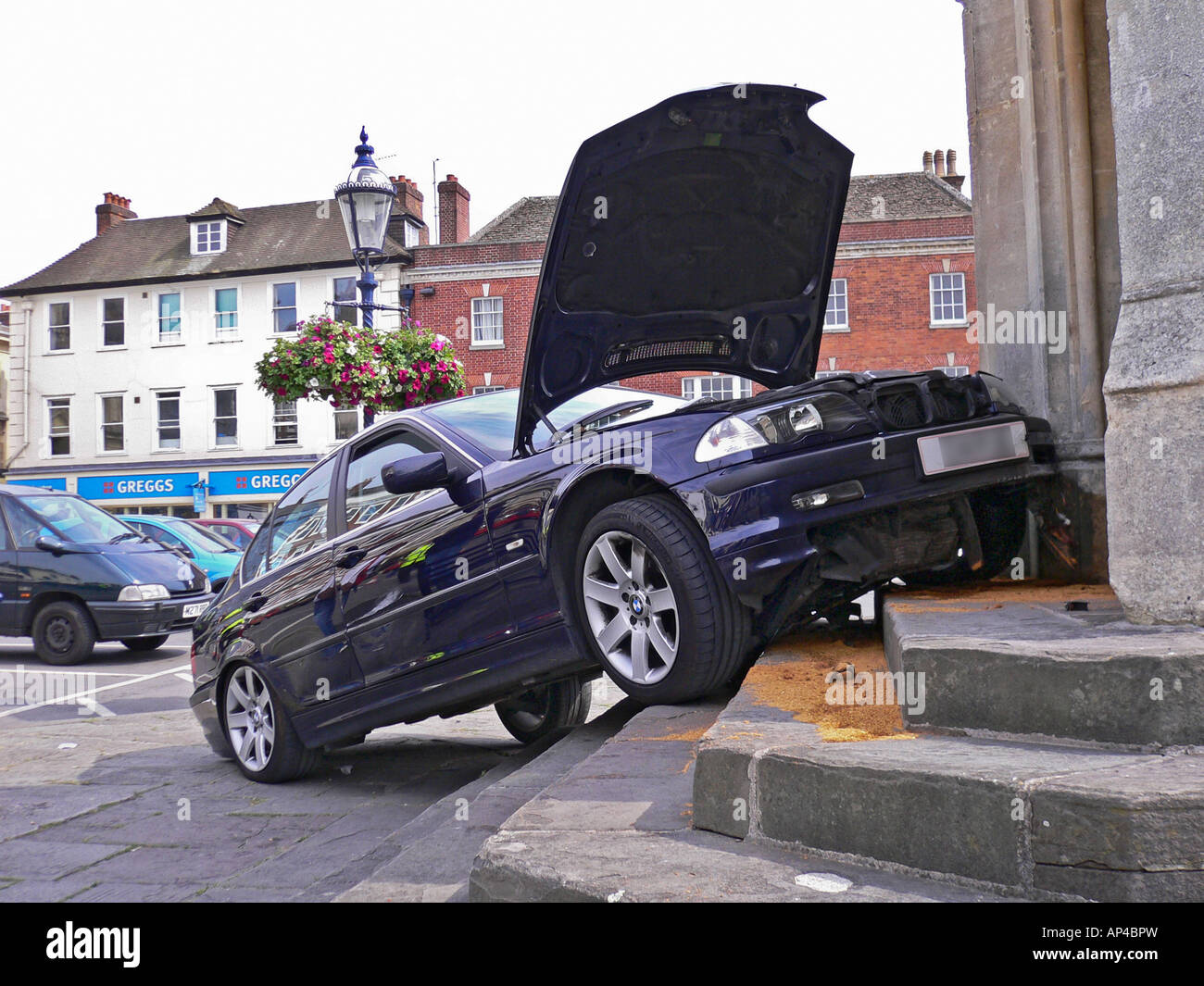 Une berline BMW bleu après un crash à Devizes Wiltshire place du marché britannique de l'UE l'Angleterre Banque D'Images