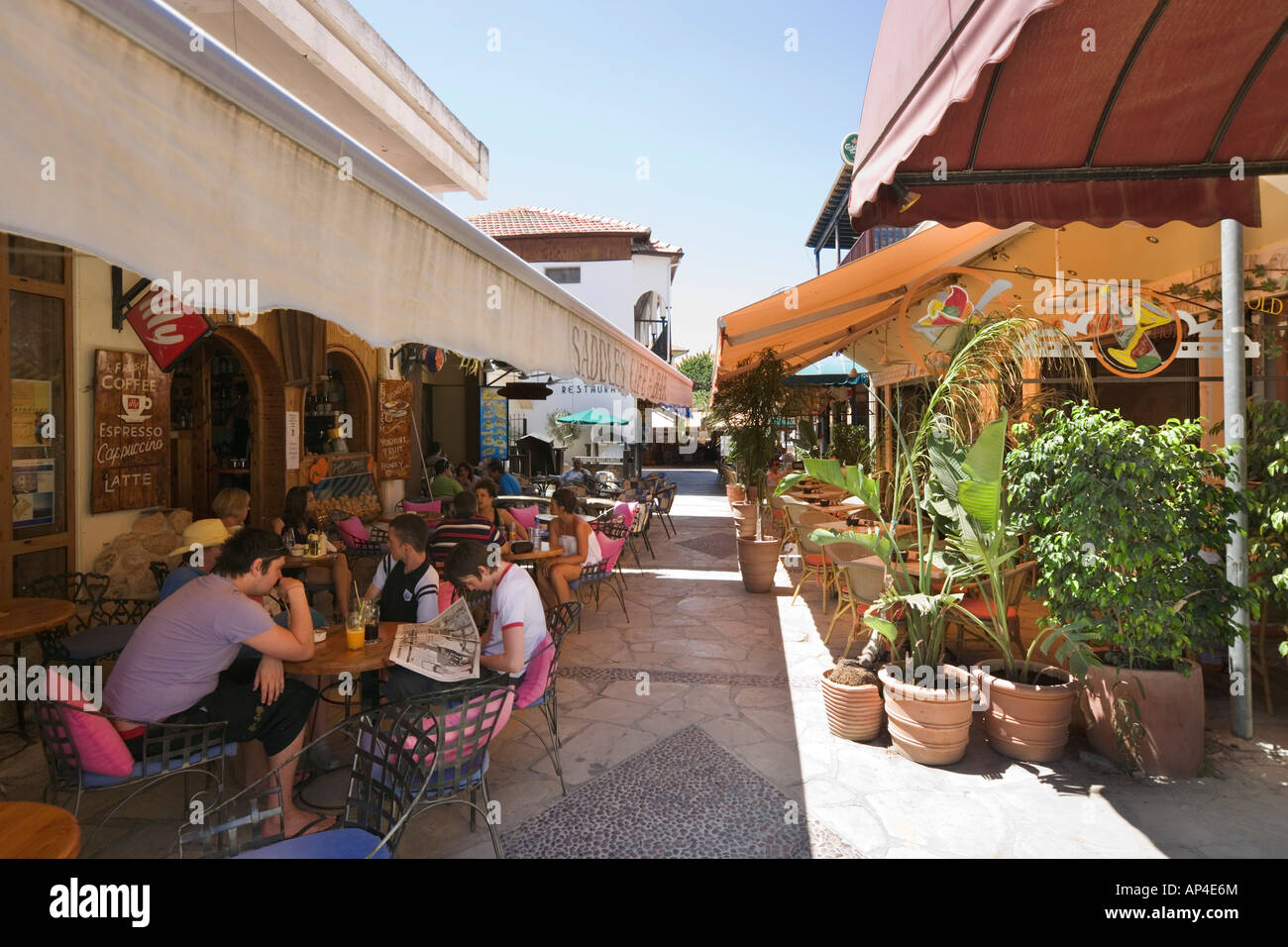 Café de la rue au centre ville, polis, Chypre du Nord, de la Côte Ouest Banque D'Images