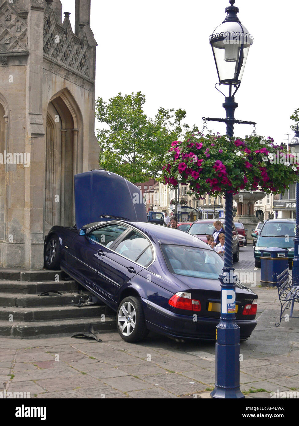 Une berline BMW bleu galopante dans market place Wiltshire England UK Banque D'Images