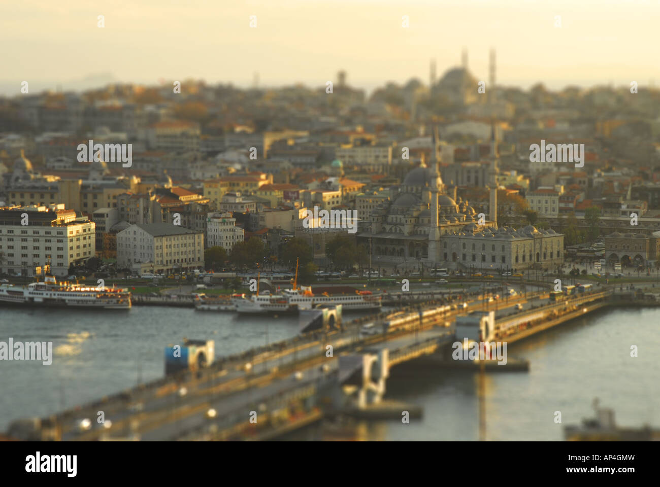 ISTANBUL, TURQUIE. Un Tilt-shift vue sur le pont de Galata, la Corne d'Eminonu et district. L'année 2007. Banque D'Images