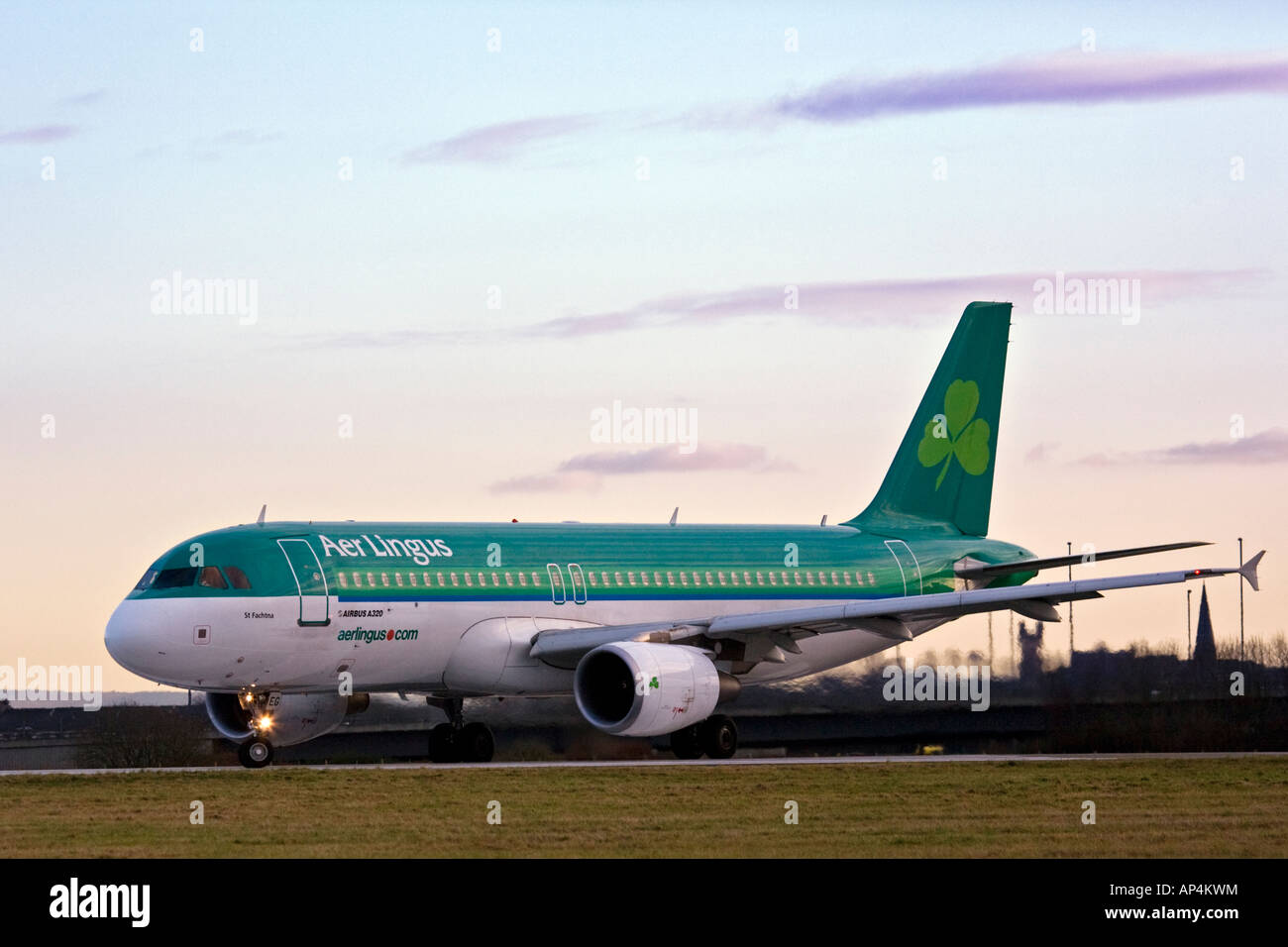 Aer Lingus Airbus A320 214 sur la piste. Banque D'Images