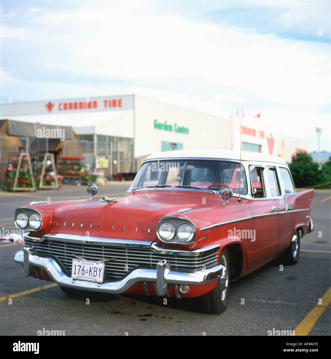 Vue frontale d'une Studebaker 1950 classic American station wagon voiture garée dans un parking au Canada Kathy DEWITT Banque D'Images