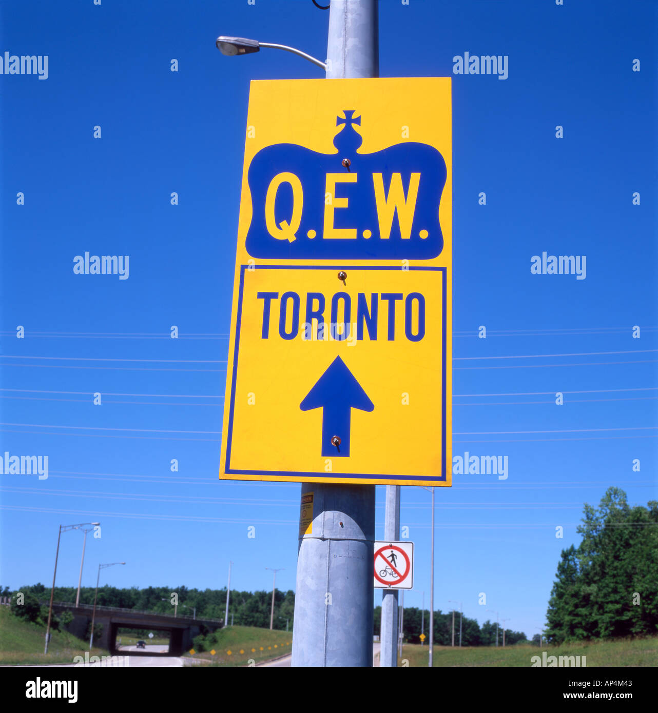 D'un signe indiquant l'autoroute QEW à Toronto à Fort Erie, Ontario Canada Banque D'Images