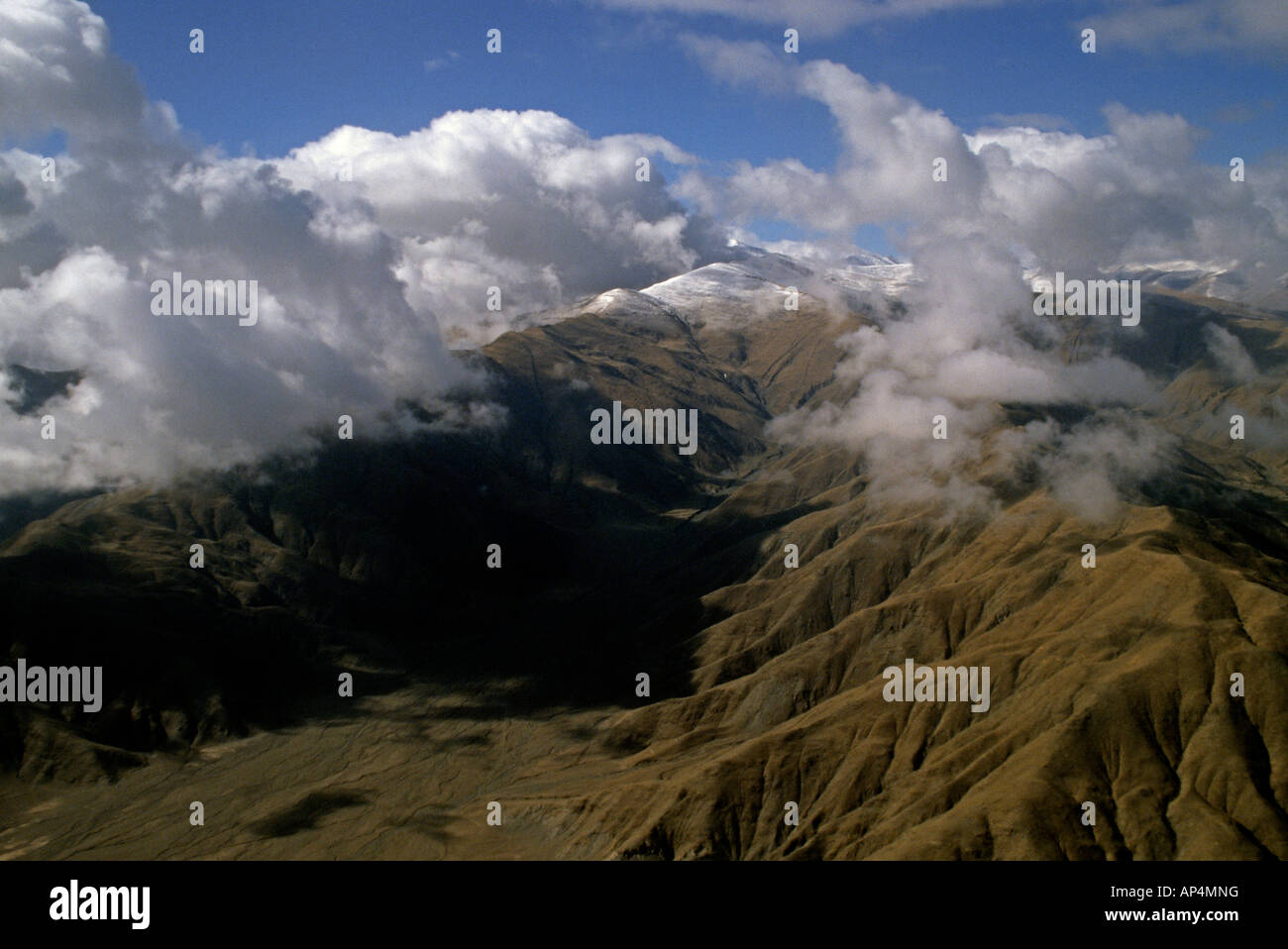 Vue aérienne de l'PLATAU tibétains dans le Tibet central sur la route de Lhassa Banque D'Images