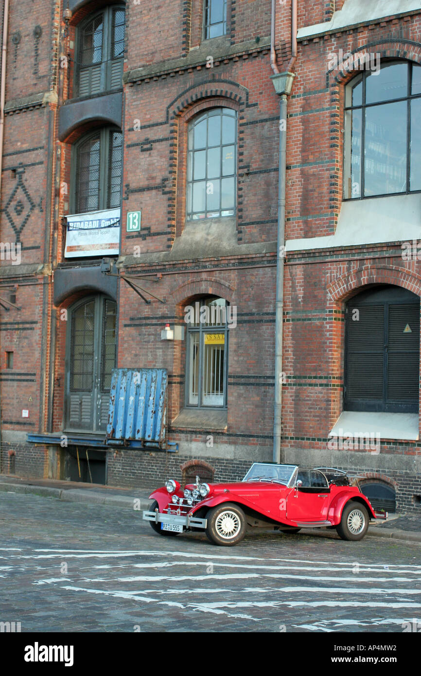 L'entrepôt Speicherstadt (Ville) à Hambourg. Vieille voiture rouge. Rolls-Royce  Photo Stock - Alamy