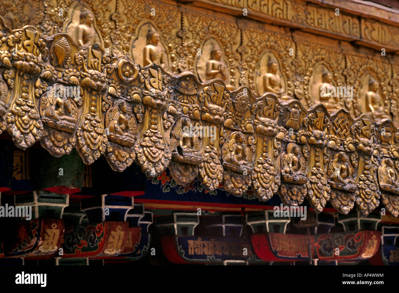 DHYANI BOUDDHAS TARAS font partie de la garniture de toit au temple Jokhang TIBET LHASSA AU TIBET plus saint S Banque D'Images