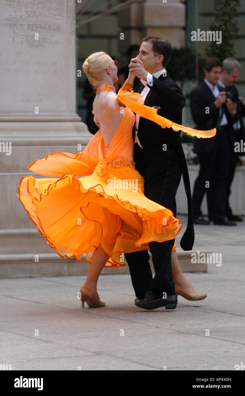 Danseurs danser à l'ouverture d'exposition de l'été 2007 s'est tenue au Royal Academy of Arts de Londres Angleterre 06 06 2007 Banque D'Images