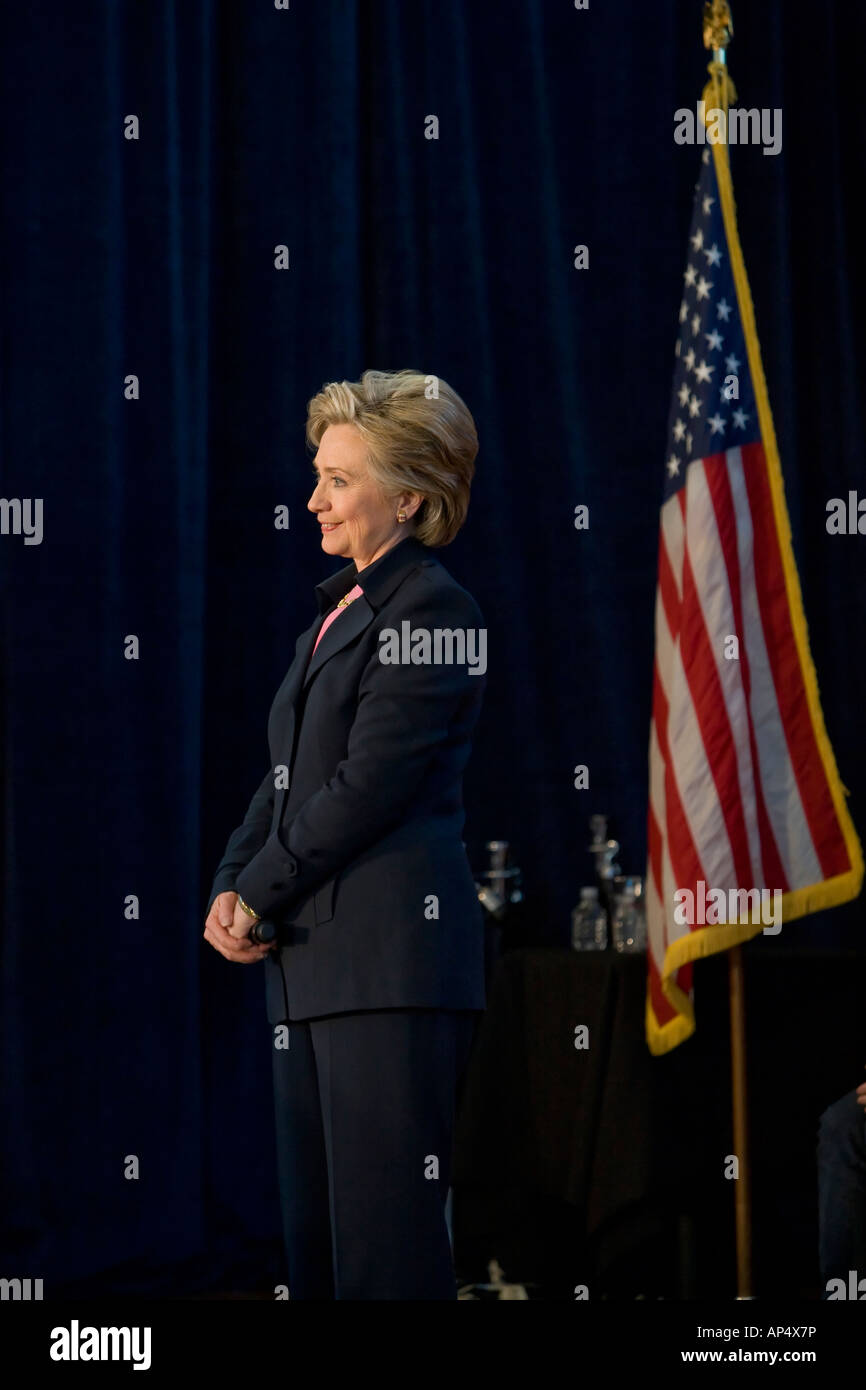 Hillary Clinton, lors d'un rassemblement avec un drapeau Banque D'Images