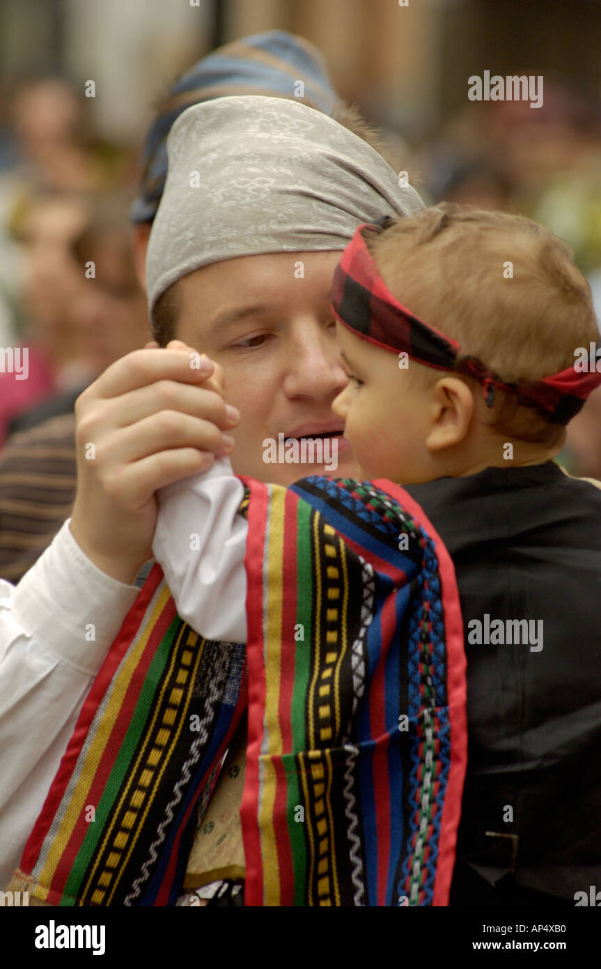 Père et fils en costume traditionnel à la fiesta de la Virgen del Pilar Zaragoza Espagne Banque D'Images