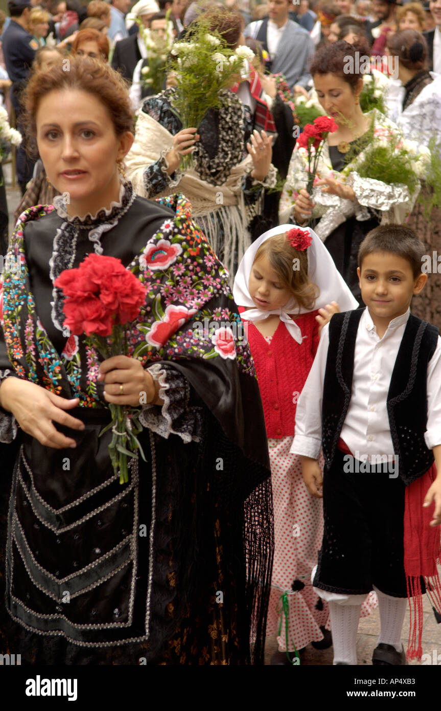 Défilé en costume traditionnel et portant des fleurs à la fiesta de la Virgen del Pilar Zaragoza Espagne Banque D'Images