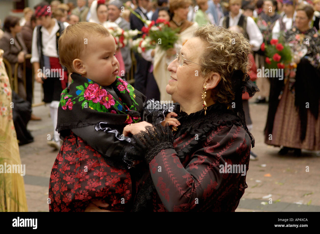 Femme avec bébé en costume traditionnel à la fiesta de la Virgen del Pilar Zaragoza Espagne Banque D'Images