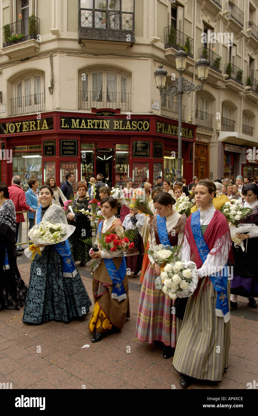 Défilé en costume traditionnel et portant des fleurs à la fiesta de la Virgen del Pilar Zaragoza Espagne Banque D'Images