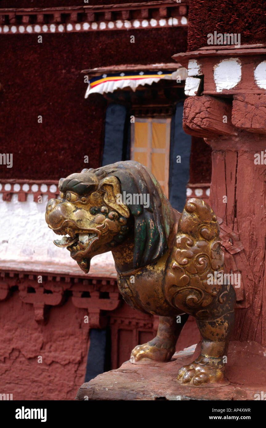 SNOW LION DE BRONZE sur le toit du palais du Potala construit au 17ème siècle par le 5ème Dalaï Lama Lhassa au Tibet Banque D'Images