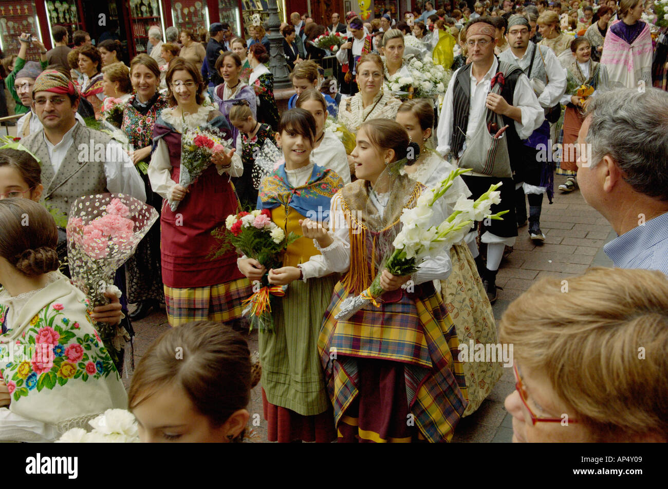 Des femmes portant des fleurs dans la procession à la Fiesta del Pilar Zaragoza Espagne Banque D'Images