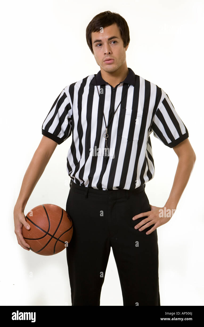 Jeune brunette homme portant un arbitre haut rayé noir et blanc tenant un basket-ball Banque D'Images