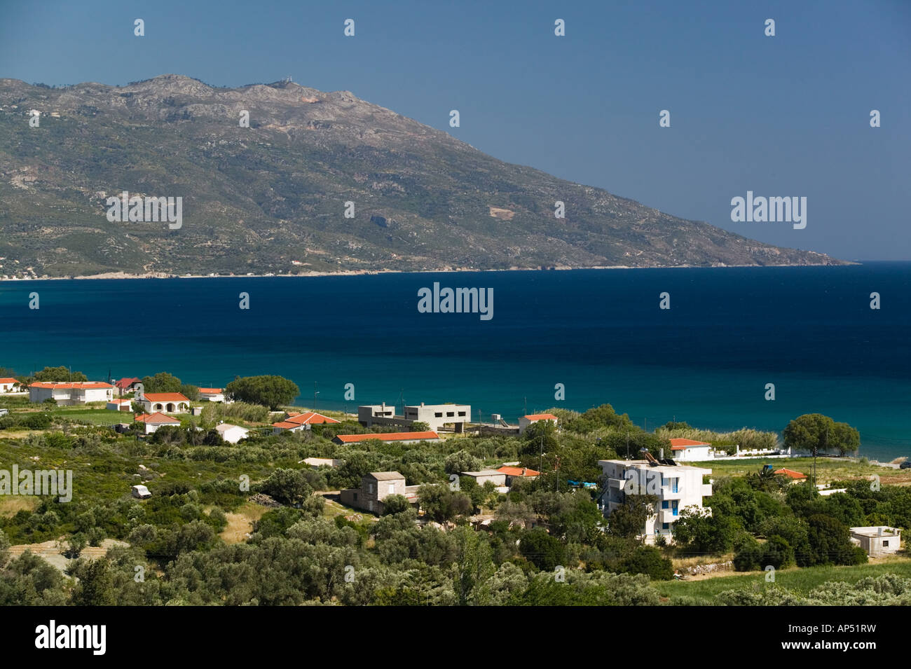 Ile De La Mer Egee En 6 Lettres La Grèce, le nord-est de l'îles de la mer Égée, Samos, Ormos Marathokambou  : Ville balnéaire avec vue sur la mer Égée Photo Stock - Alamy