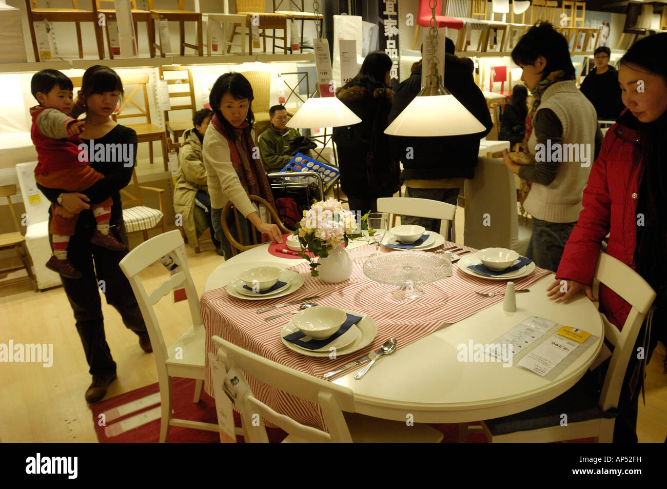 Les clients à faire leurs achats dans un magasin Ikea à Pékin, en Chine. 19 Jan 2008 Banque D'Images