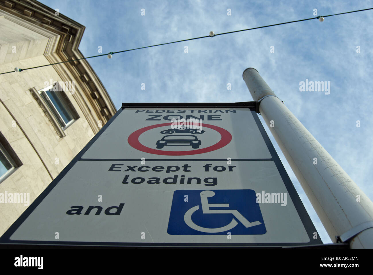 La signalisation routière indiquant une zone piétonne avec accès limité aux personnes à mobilité réduite et de déchargement Banque D'Images