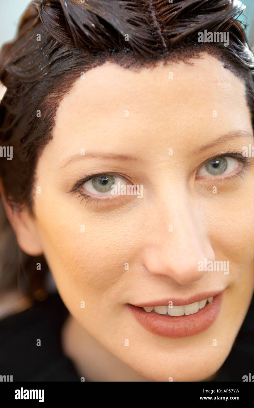 Femme ayant les cheveux teints Banque D'Images