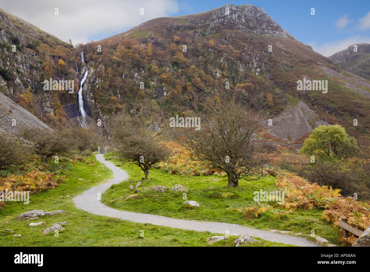 La voie de chemin à Aber Falls ou Rhaeadr Fawr dans Coedydd Aber Réserve naturelle nationale dans le parc national de Snowdonia en automne Abergwyngregyn Gwynedd au Pays de Galles UK Banque D'Images