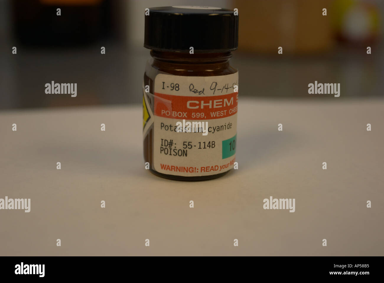 Le cyanure de potassium. Poison. Bouteille de référence de crime d'état lab Photo Stock Alamy Le cyanure de potassium. Poison. Bouteille de référence de crime d'état lab Photo Stock Alamy