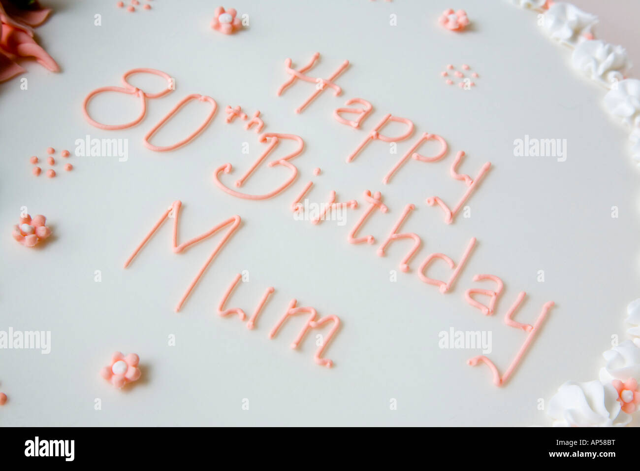 Joyeux 80e Anniversaire Maman Gateau Decore Avec De L Ecriture En Rose Cerise Sur Fond Blanc En Diagonale Au Dessus De Close Up Photo Stock Alamy Joyeux 80e Anniversaire Maman Gateau Decore Avec De L Ecriture En Rose Cerise Sur Fond Blanc En Diagonale Au Dessus De Close Up Photo Stock Alamy