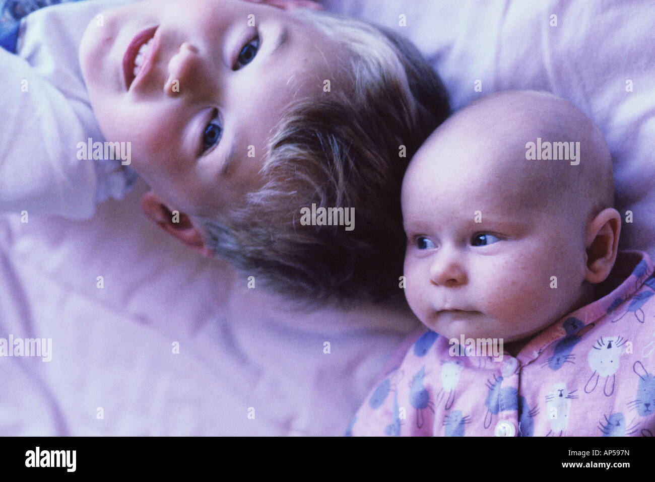 Jouer avec son frère plus jeune soeur Banque D'Images