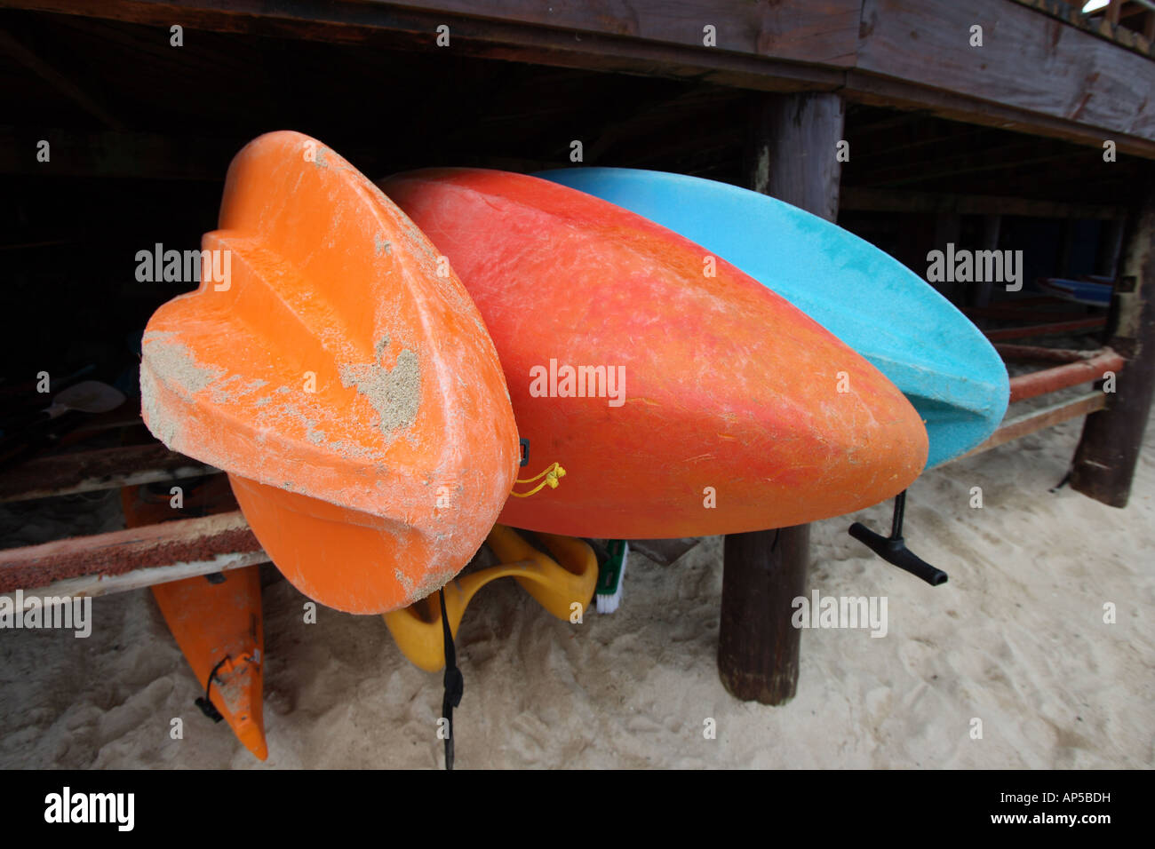 KAYAKS LOCATION DANS UN RACK FIDJI BDB11389 HORIZONTAL Banque D'Images