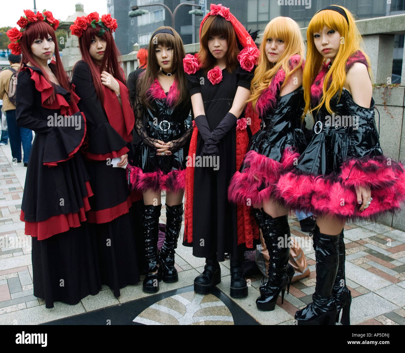 Les jeunes filles à la mode Japonais habillés en style gothique cosplay à Harajuku Tokyo Japon Banque D'Images