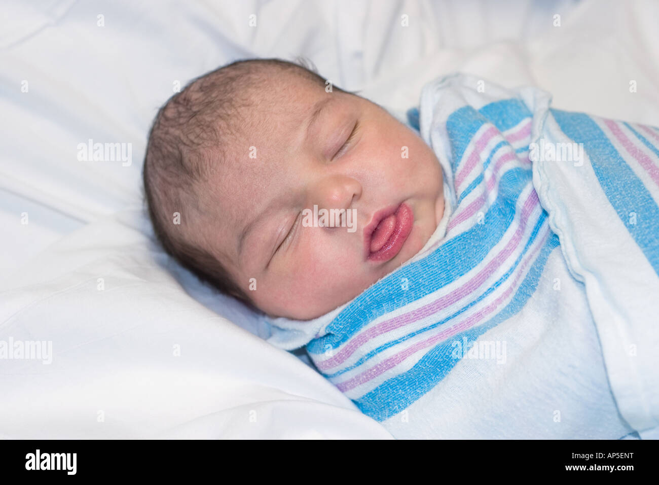 Bebe Nouveau Ne Se Reposant Avec La Langue Qui Sort Photo Stock Alamy Bebe Nouveau Ne Se Reposant Avec La Langue Qui Sort Photo Stock Alamy