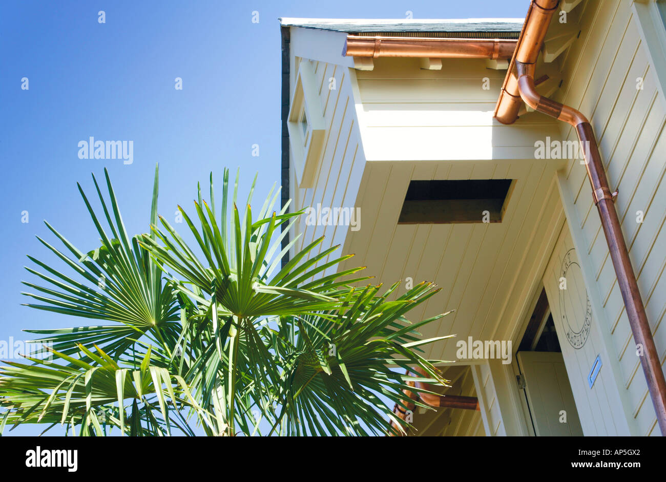 Les gouttières en cuivre et les tuyaux de drainage sur bois moderne bâtiment à revêtement métallique Banque D'Images